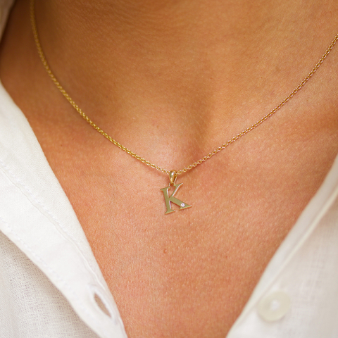 bokstav k diamant anheng i 9 karat gull 0,01 ct