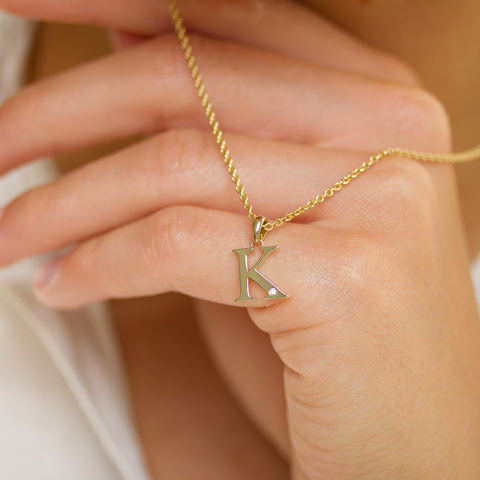 bokstav k diamant anheng i 9 karat gull 0,01 ct