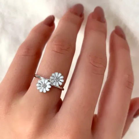 margeritt ring i sølv med rhodinering - Maggie
