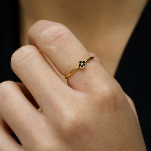 5 mm margeritt svart ring i forgylt sølv - Majse