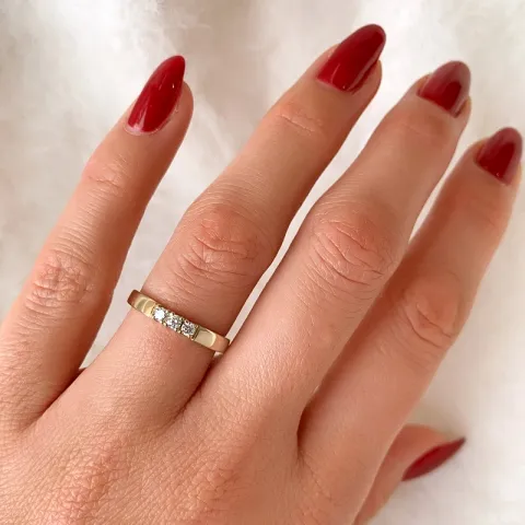 smal alliansering i 14 karat gull 3 x 0,05 ct