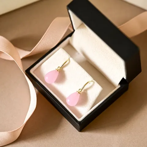 øredobber i 9 karat gull med rosa krystall