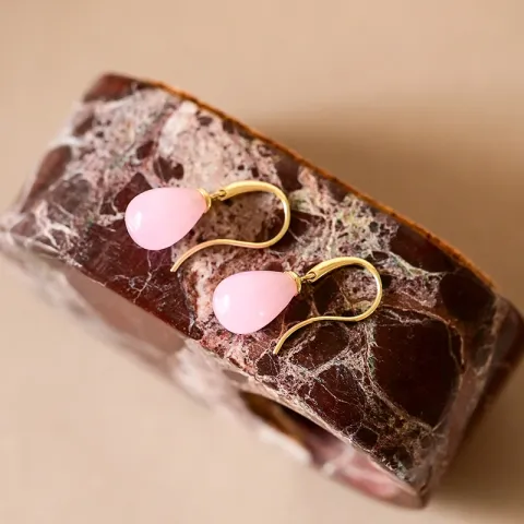 øredobber i 9 karat gull med rosa krystall