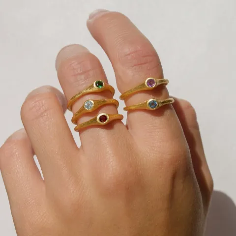 mørkeblå krystall ring i forgylt sølv - Loom Stones