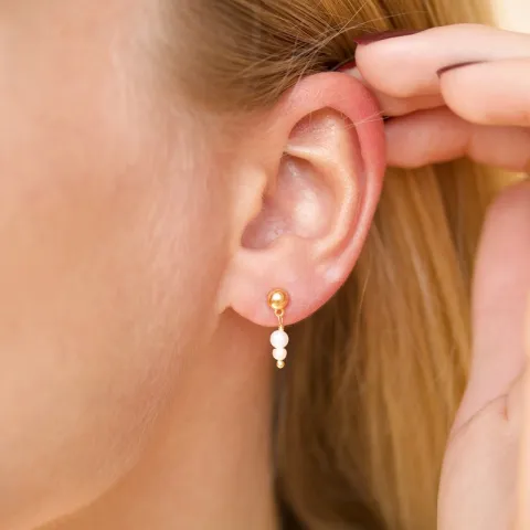 hvit perle øredobber i forgylt sølv