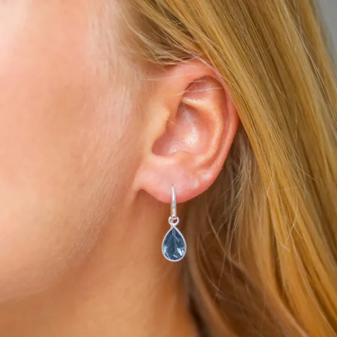 dråpe blå mørkeblå krystall øredobber i forsølvet messing - Loom Stones