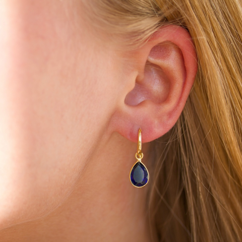 dråpe syntetisk blå safir øredobber i forgylt messing - Loom Stones