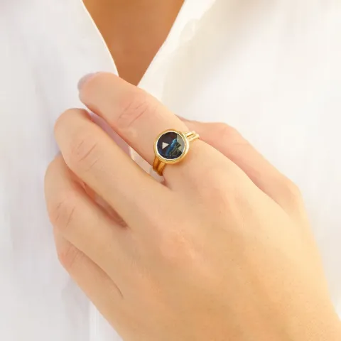 mørkeblå krystall ring i forgylt messing - Loom Stones