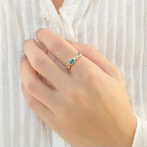 blå krystall ring i forgylt messing - Eliné