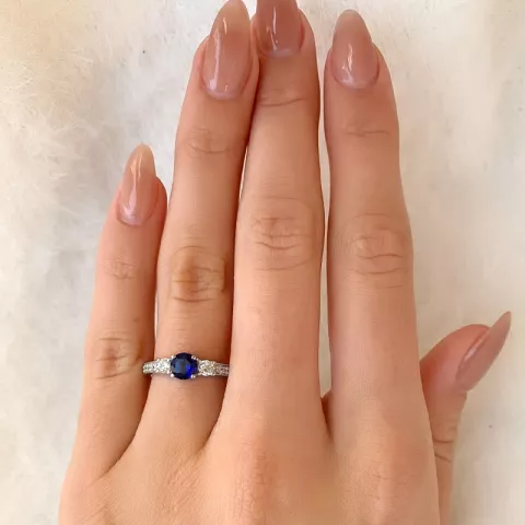 Ringer: blå zirkon ring i rodinert sølv