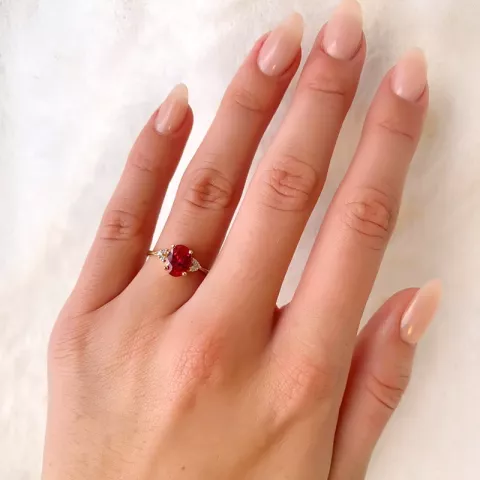 Oval rød ring i forgylt sølv