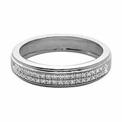 Bred diamantring i 14 karat hvitt gull 0,15 ct