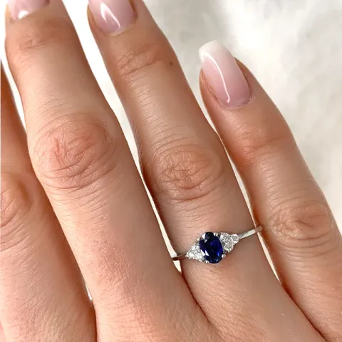 blå safir diamantring i 14 karat hvitt gull 0,57 ct 0,13 ct