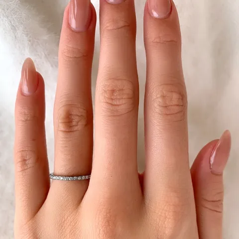 Smal ring i svart rodinert sølv