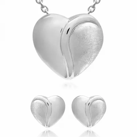 Hjerte sett med øredobber og halskjeder i sølv