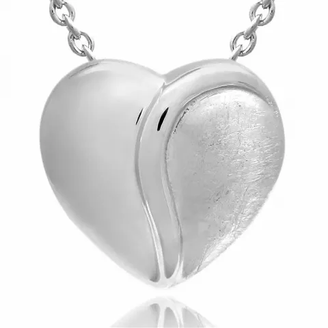 Hjerte sett med øredobber og halskjeder i sølv