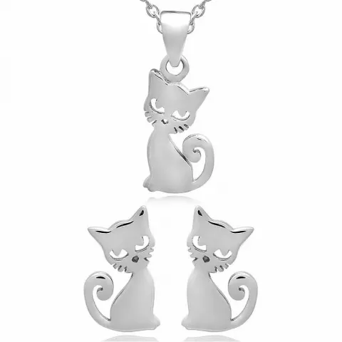 Katt sett med øredobber og halskjeder i sølv