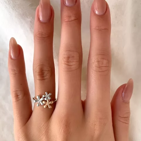 Sandblåst blomst ring i sølv med rosabelagt sølv