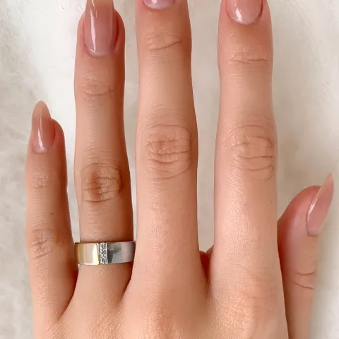 Bred ring i sølv med 8 karat