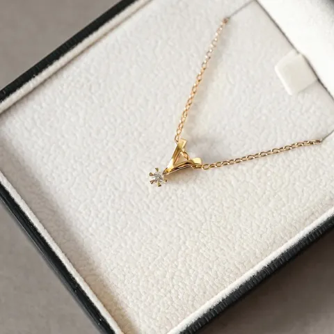 diamant solitaireanheng i 14 karat gull 0,05 ct