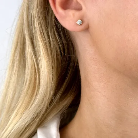 2 x 0,20 ct solitaireørepynt i 14 karat gull med diamant