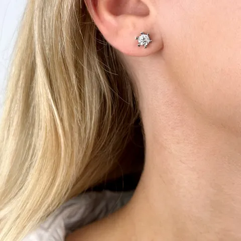 2 x 0,50 ct solitaireørepynt i 14 karat hvitt gull med diamant