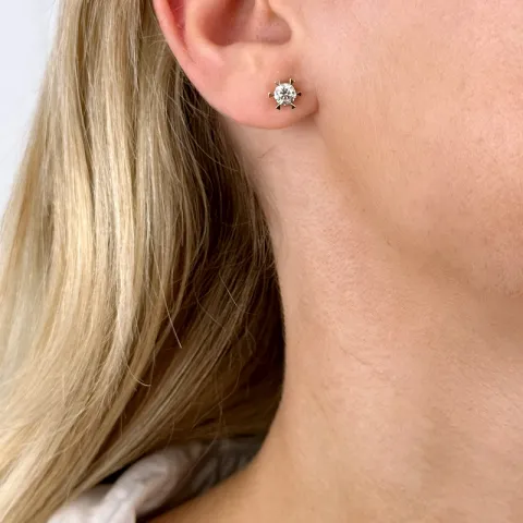 2 x 0,40 ct solitaireørepynt i 14 karat gull med diamant