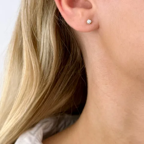 2 x 0,20 ct solitaireørepynt i 14 karat gull med diamant