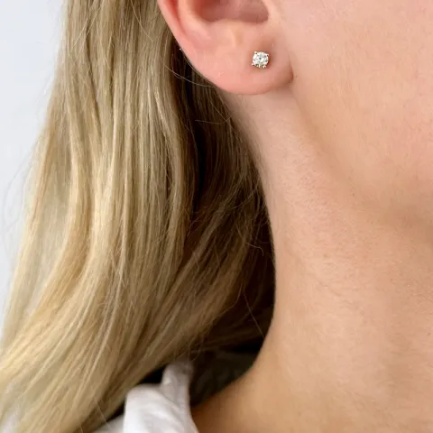 2 x 0,20 ct solitaireørepynt i 14 karat gull med diamant