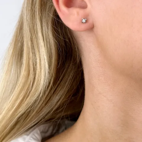 2 x 0,05 ct solitaireørepynt i 14 karat hvitt gull med diamant