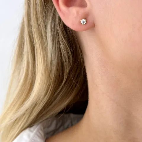 2 x 0,20 ct solitaireørepynt i 14 karat gull med diamant