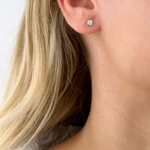 2 x 0,20 ct solitaireørepynt i 14 karat hvitt gull med diamant