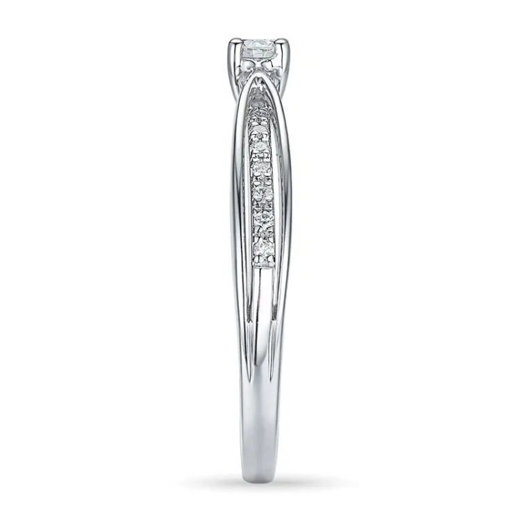 rund diamantring i 14 karat hvitt gull 0,14 ct