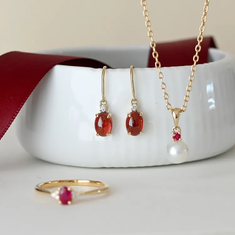 ovale granat diamantøredobb i 14 karat gull med granat og diamant