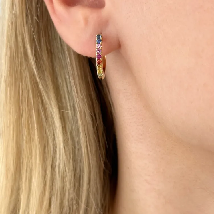 18 mm regnbuefarget safir creol i 14 karat gull med safir