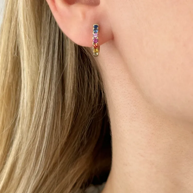 13 mm regnbuefarget safir creol i 14 karat gull med safir
