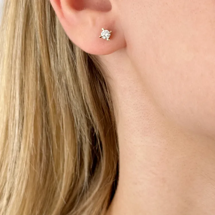 2 x 0,20 ct solitaireørepynt i 14 karat gull med diamant
