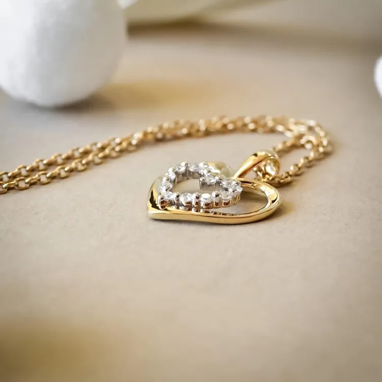 Hjerte diamant anheng i 14 karat gull og hvitt gull 0,18 ct