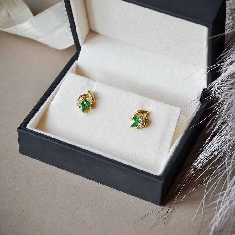 blomst smaragd diamantøredobb i 14 karat gull med diamant og smaragd