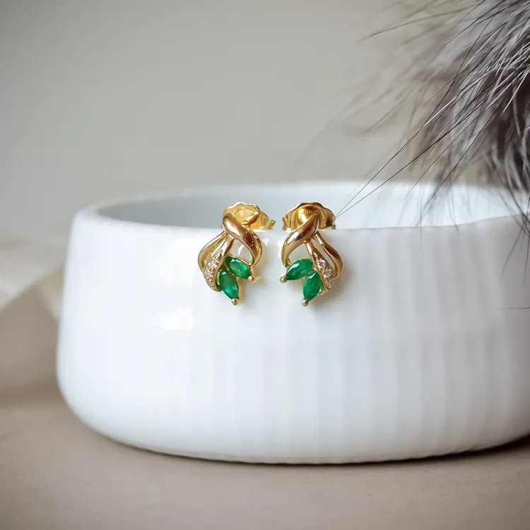 blomst smaragd diamantøredobb i 14 karat gull med diamant og smaragd