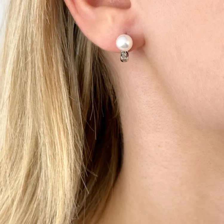 perle halvcreol i 14 karat hvitt gull med diamant