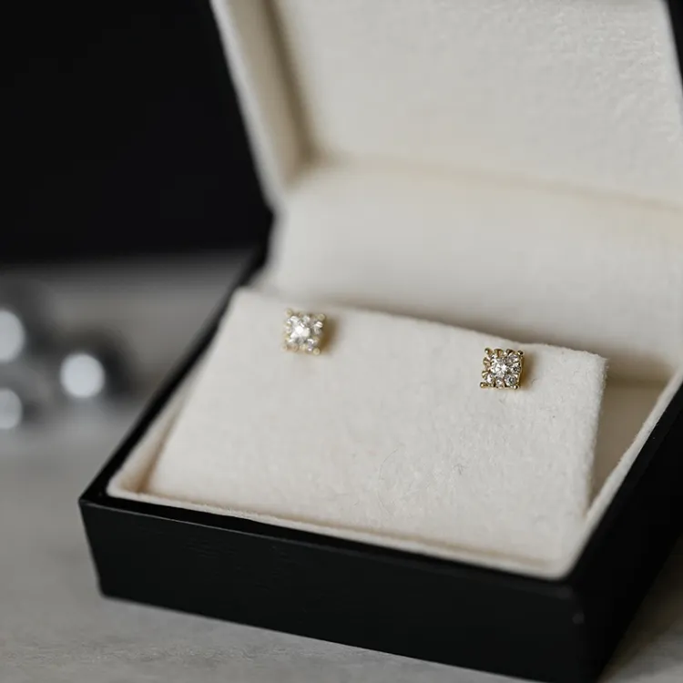 Firkantet diamantøredobb i 14 karat gull med diamant og diamant