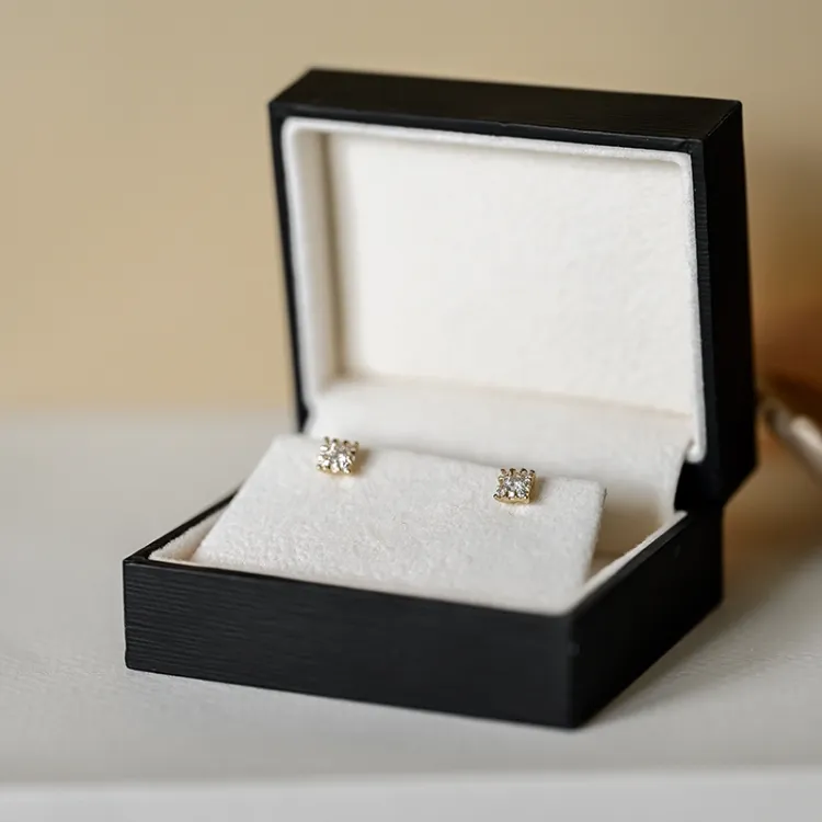 Firkantet diamantøredobb i 14 karat gull med diamant og diamant