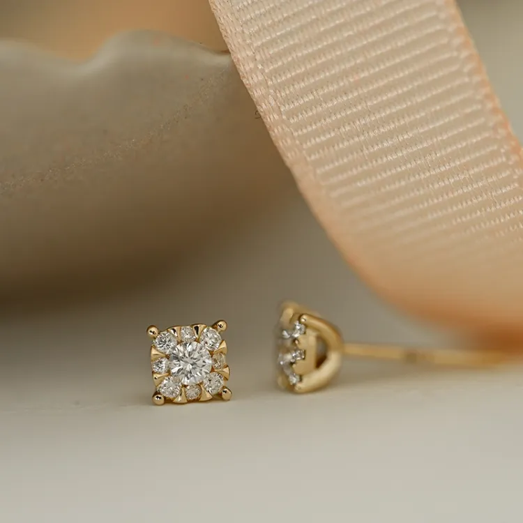 Firkantet diamantøredobb i 14 karat gull med diamant og diamant