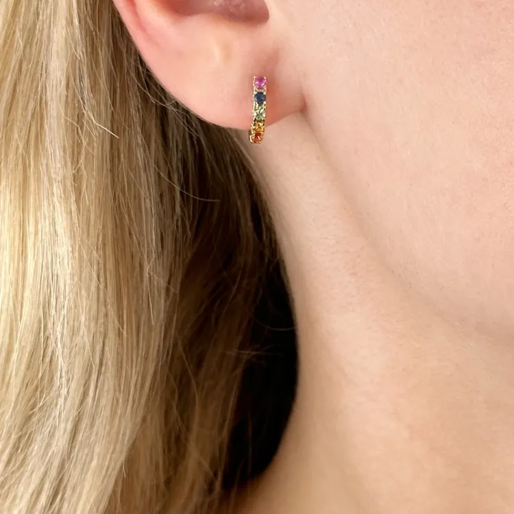 12 mm regnbuefarget safir creol i 14 karat gull med safir