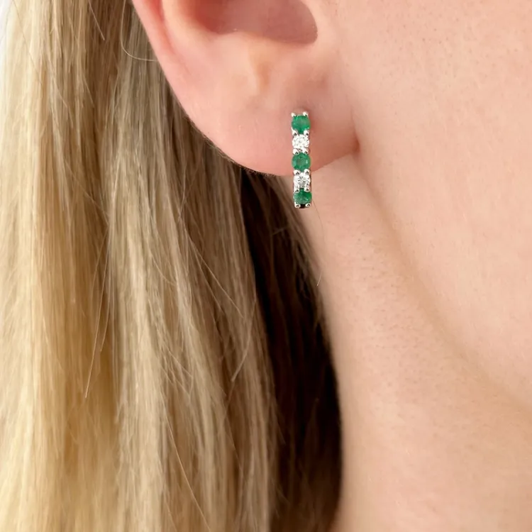 15 mm smaragd creol i 14 karat hvitt gull med smaragd og diamant
