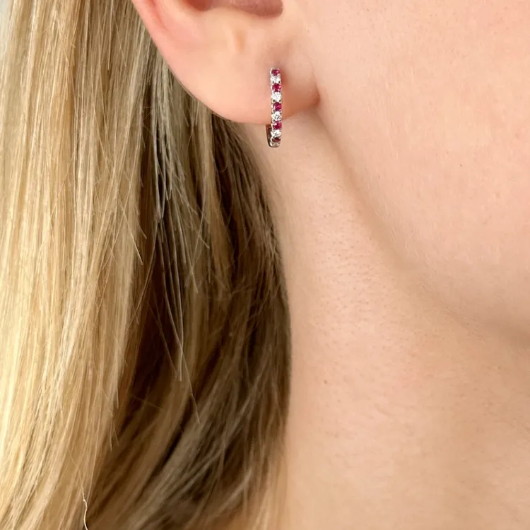 14 mm rubin creol i 14 karat hvitt gull med rubin og diamant
