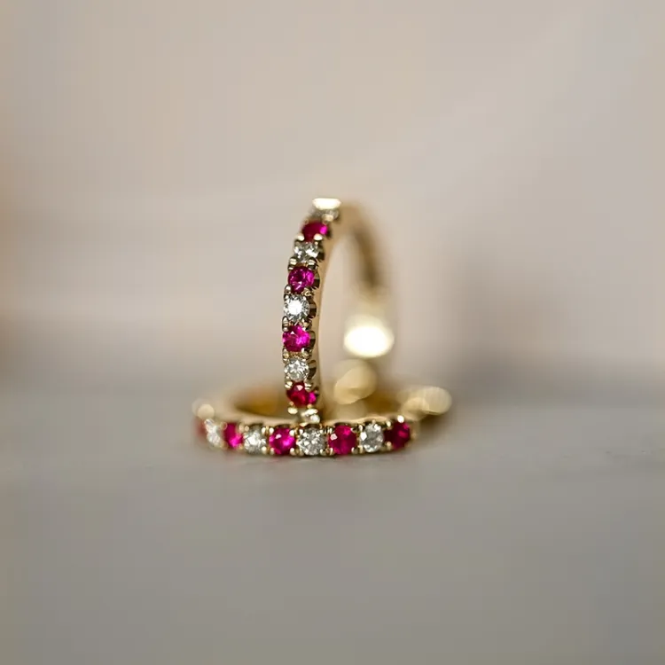 14 mm rubin creol i 14 karat gull med rubin og diamant 