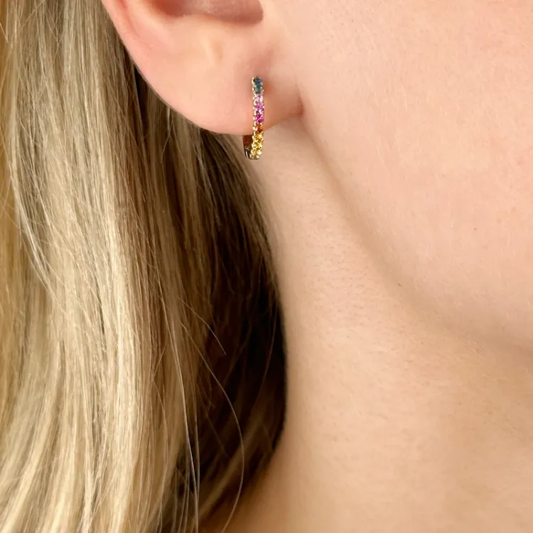 14 mm regnbuefarget safir creol i 14 karat gull med safir 