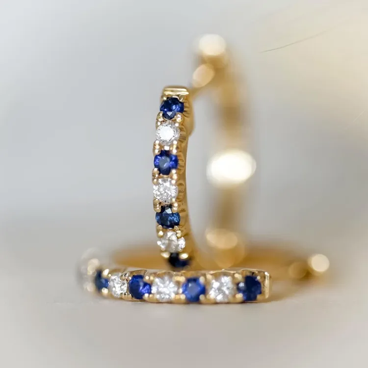 14 mm safir creol i 14 karat gull med safir og diamant